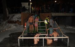 Минувшей ночью более тысячи гусевцев и гостей города приняли участие в крещенских купаниях