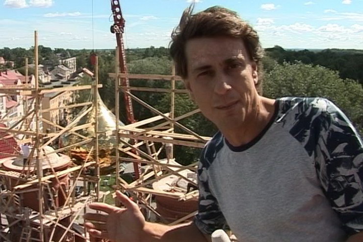ГТРК «Калининград»: В Гусеве на строящемся храме Всех Святых устанавливают купола