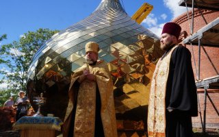 На строящемся православном храме в городе Гусеве засияли первые купола