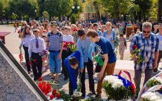 Фоторепортаж с торжественного возложения цветов к памятнику «Штыковая атака»