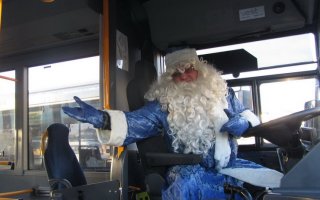 На улицах Гусева появились сказочные рейсовые автобусы под управлением Дедов Морозов