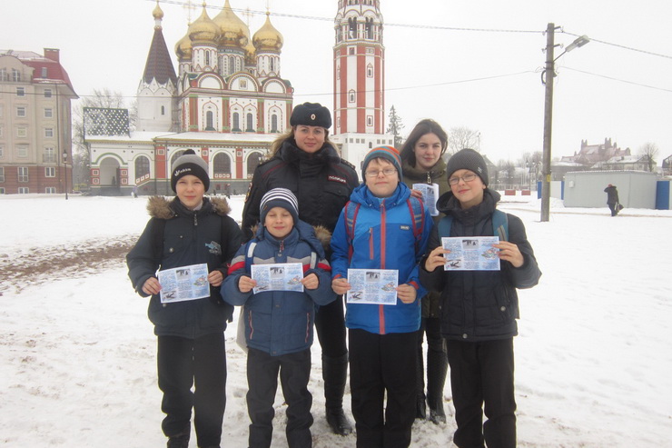 Госавтоинспекторы и школьники Гусева провели профилактическую акцию «Безопасная зимняя дорога»