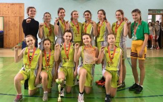 Команда девушек пятой школы привезла «золото» с областных соревнований по баскетболу