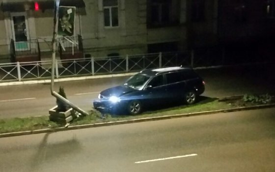 На улице Московской автомобиль «Ауди» врезался в опору уличного освещения