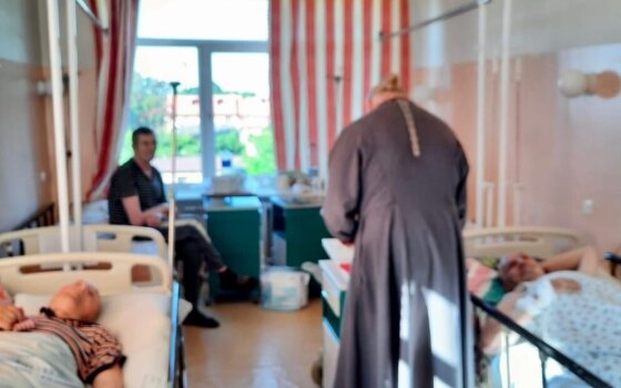 Священник посетил пациентов больницы в Гусеве
