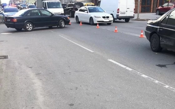 На улице Московской столкнулись «Ауди» и «Пежо», пострадала водитель
