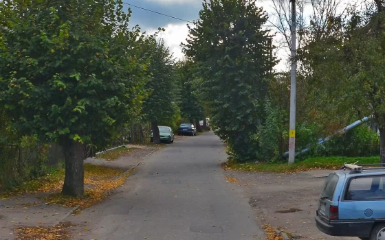 Местные власти ищут подрядчика для ремонта тротуара на Первомайской
